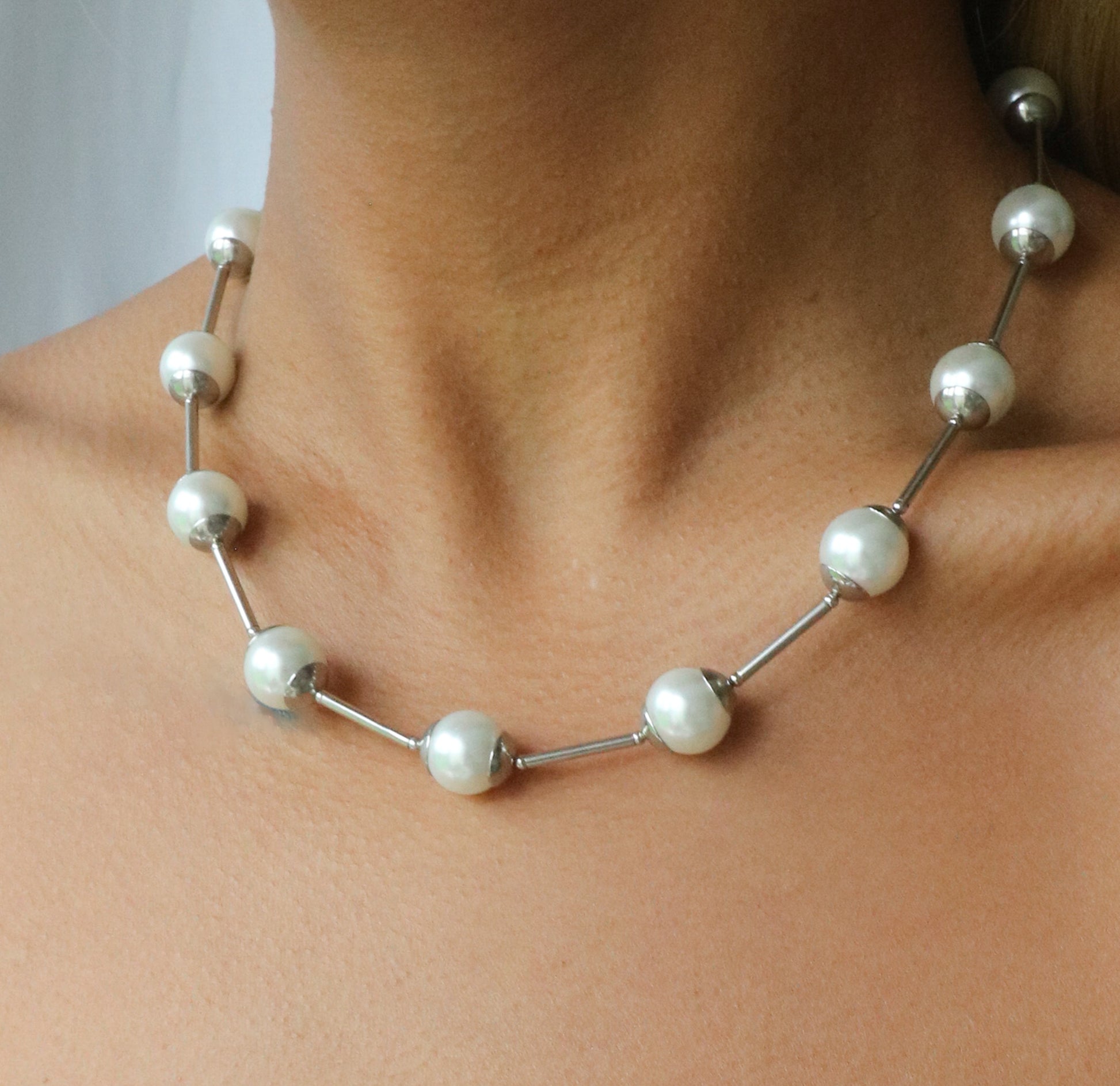 Glass pearl orb-style necklace in white