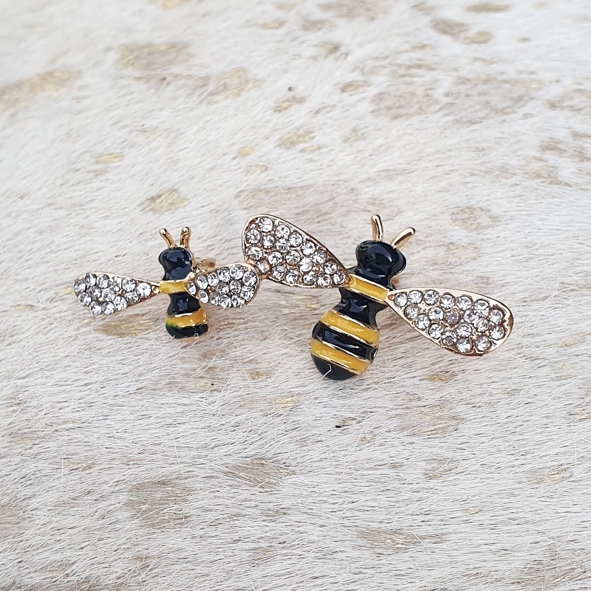 Double bee brooch