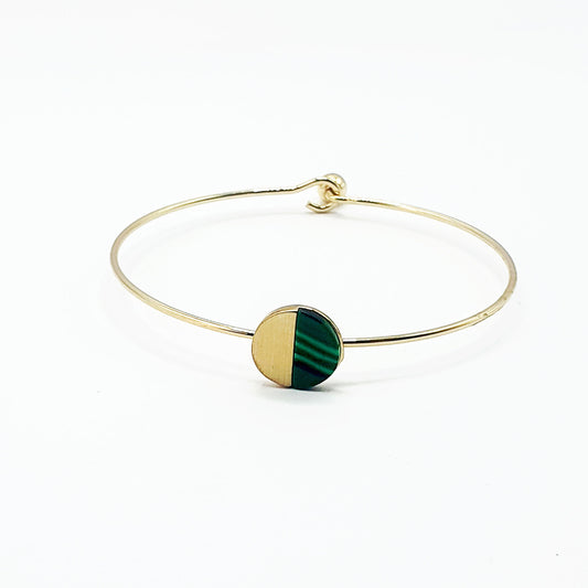 Slender gold plated bangle featuring a malachite-coloured green stone disc