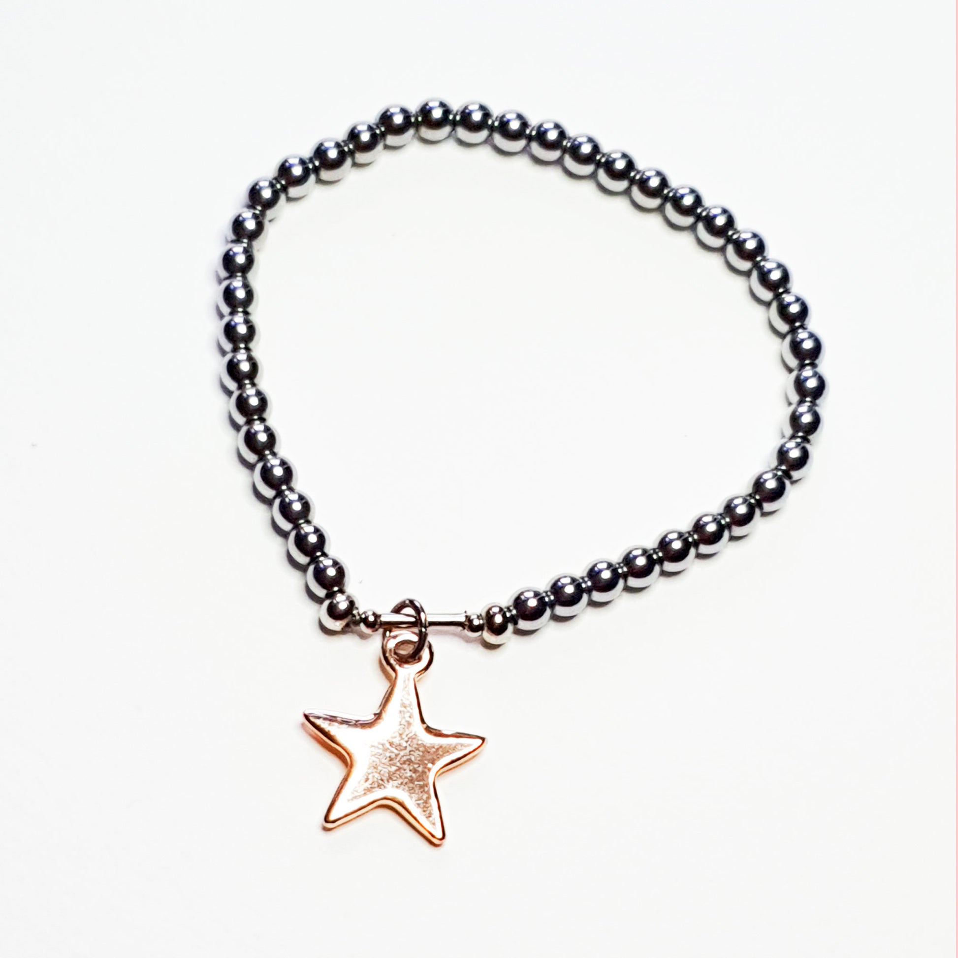 Star charm on an elasticated band of hematine