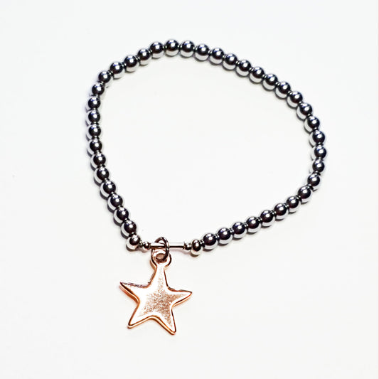 Star charm on an elasticated band of hematine