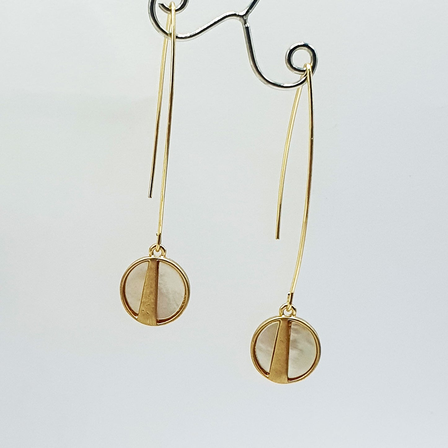 Marbled mother of pearl discs in gold plate on long oval earwires